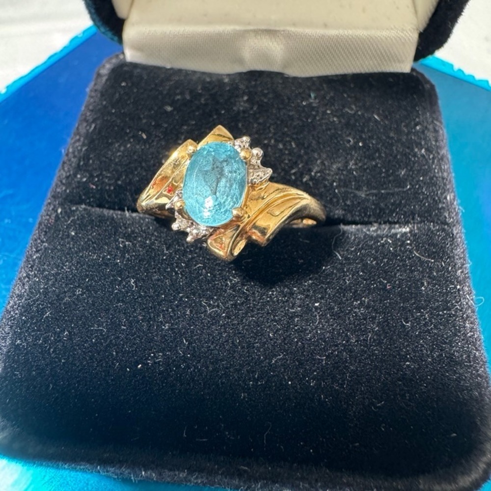 Vintage Gold Tone Oval Blue Stone Accent Ring Bypass Band Size 7 2.0g